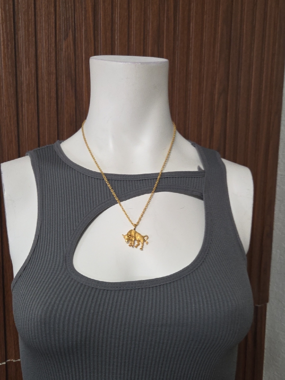 Charcoal Cut-Out Ribbed Top & Gold Bull Necklace Set